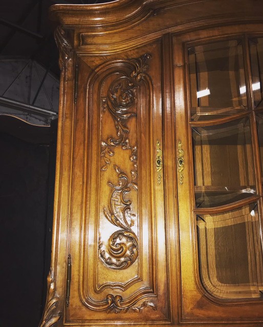 Walnut cabinet Louis XV / c.1900