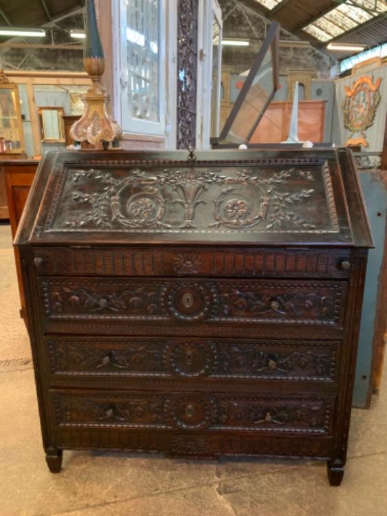 Oak desk commode ornate with fine carvings, XIXth