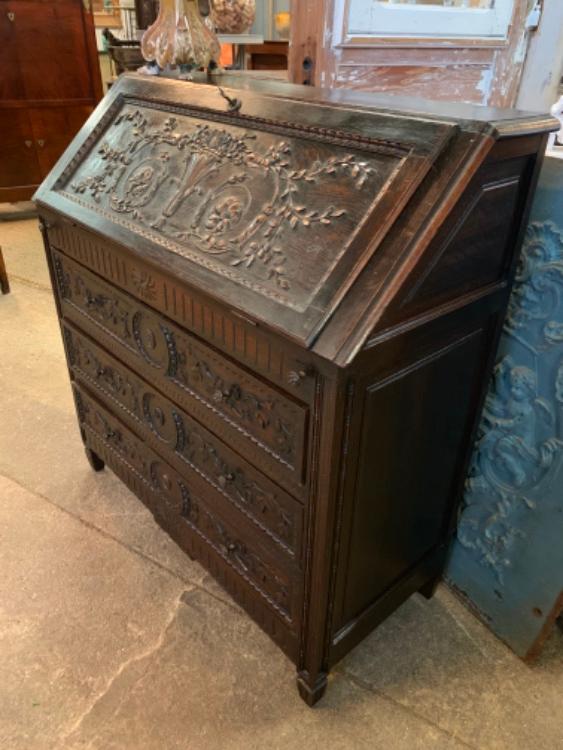 Oak desk commode ornate with fine carvings, XIXth