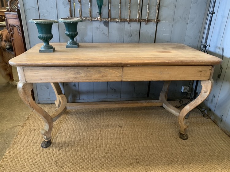 Desk table with pretty legs in natural elm, mid XIXth